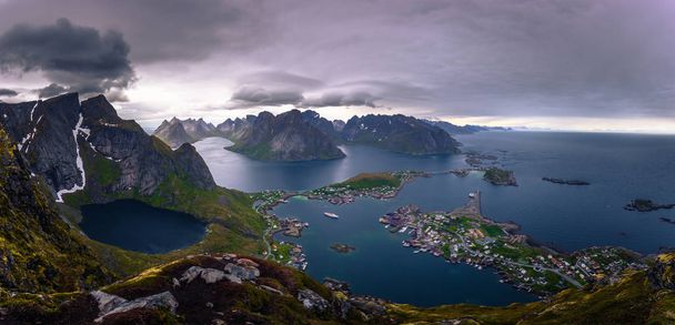 Blick auf das Fischerdorf reine von der Spitze des Aussichtspunktes Reinebringen auf den Lofoten, Norwegen - Foto, Bild
