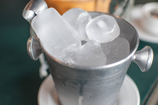 Zbliżenie na wiadro lodu w restauracji - Zdjęcie, obraz