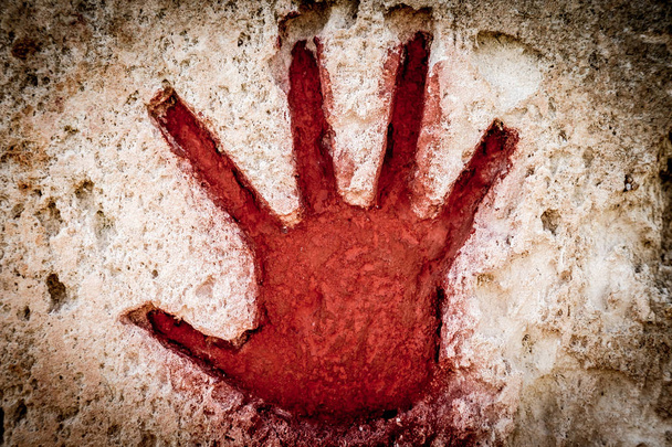 Νεαρό χέρι ζωγραφισμένο με κόκκινο πάνω σε πέτρα - γραφικό γοτθικό στοιχείο - Φωτογραφία, εικόνα