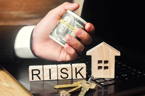 the concept of risk of investing money. security of property rights. protection of investments and deposits. social protection. home and the inscription "risk". real estate agent. house - Фото, зображення