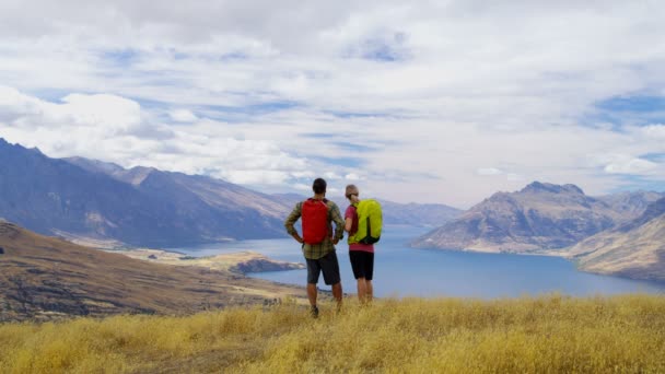gesunde kaukasische Wanderer auf ihrer Wanderabenteuer-Expedition im aufstrebenden See Wakatipu otago Neuseeland  - Filmmaterial, Video