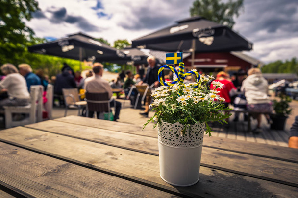 Шведського архіпелагу - 23 червня 2018: Ваза у вигляді таблиці у літню збір у острів Moja у шведського архіпелагу під час Іванову, Швеція - Фото, зображення