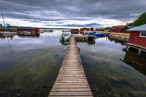 Archipiélago Sueco - 23 de junio de 2018: Barcos en el puerto de la isla de Moja en el archipiélago sueco durante el verano, Suecia
 - Foto, Imagen
