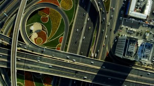 Вид с воздуха над перекрестком Дубай Пересечение Шейх Заид-роуд Небоскрёбы пустыни трафик повышенной Дороги Дубай Метро Железнодорожный транспорт ОАЭ
  - Кадры, видео