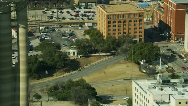 Letecký pohled na Dealey Plaza a Book Depository místo, kde byl v listopadu 1963 zavražděn Jfk Dallas Texas Usa  - Záběry, video