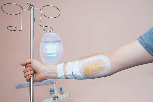 Zavallı hastanede hastanın el ile ucuz tıbbi infüzyon sistemi  - Fotoğraf, Görsel