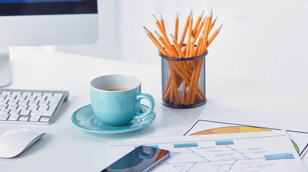 Une tasse de café sur la table du bureau
 - Photo, image