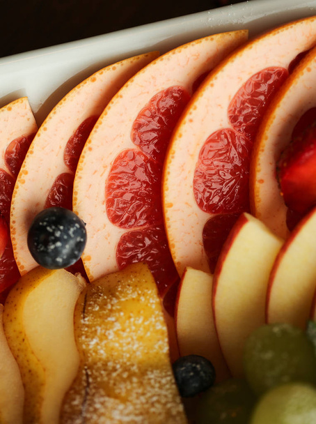 Egészséges étel. Zárja be az élelmiszer-kép a válogatott gyümölcsöket. Makró fotózás grapefruit - Fotó, kép