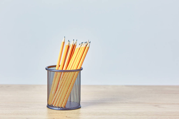 Crayons de graphite dans un récipient à grille métallique. Concept
 - Photo, image