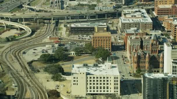 Luftaufnahme von dealey plaza und buchdepot der ort, an dem jfk im november 1963 ermordet wurde dallas texas usa - Filmmaterial, Video