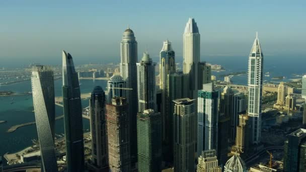 高層ビルのホテル リゾート エリア パーム ・ ジュメイラ マリーナ輸送道路アメリカ合衆国アラブ エミレーツ航空中東ドバイの空中都市スカイライン ビュー  - 映像、動画