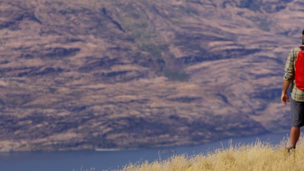 Ajuste o casal de aventura caucasiano ao ar livre passando suas férias caminhando em The Remarkables Mt Aspiring New Zealand
 - Filmagem, Vídeo