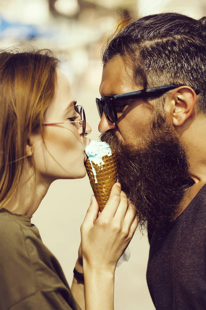 couple eating ice cream - Φωτογραφία, εικόνα
