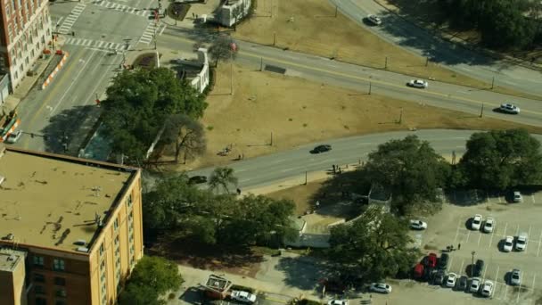 Letecký pohled na Dealey Plaza a Book Depository místo, kde byl v listopadu 1963 zavražděn Jfk Dallas Texas Usa  - Záběry, video