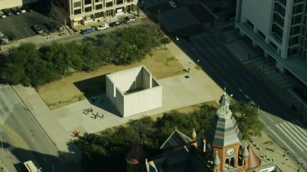 Luftaufnahme der Buchhandlung dealey plaza der Ort, an dem jfk im November 1963 ermordet wurde dallas texas usa - Filmmaterial, Video