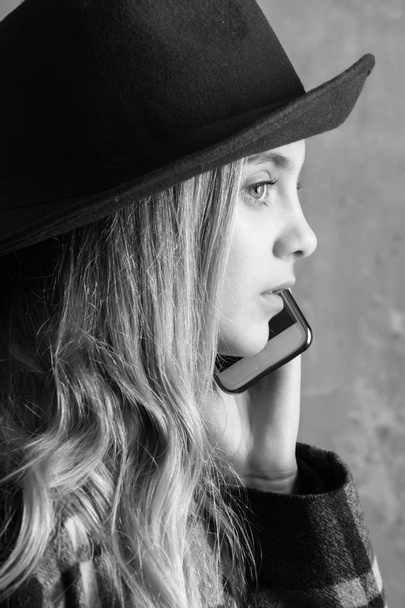 Chica en sombrero con teléfono
 - Foto, imagen