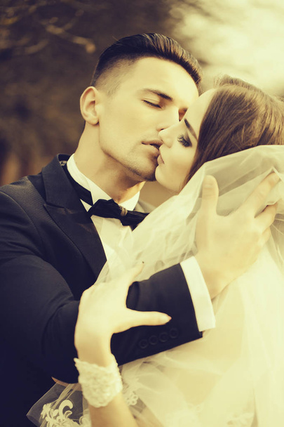 Kissing wedding couple - Foto, Imagem