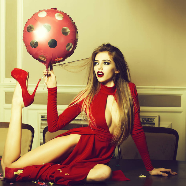 Woman with balloon - 写真・画像