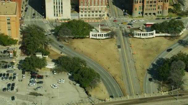 Luftaufnahme von dealey plaza und buchdepot der ort, an dem jfk im november 1963 ermordet wurde dallas texas usa - Filmmaterial, Video