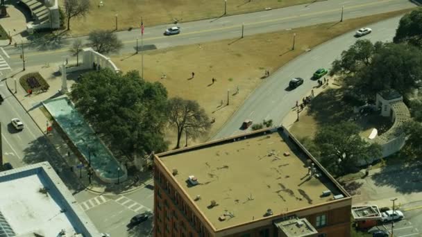 Vista aérea de Dealey Plaza y Book Depository el lugar donde JFK fue asesinado en noviembre de 1963 Dallas Texas USA
   - Imágenes, Vídeo