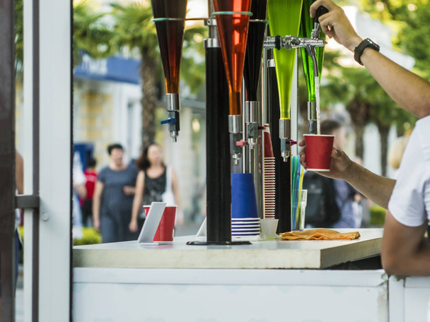 verano al aire libre bar grifo bebidas en la fiesta de la calle de la ciudad
 - Foto, imagen