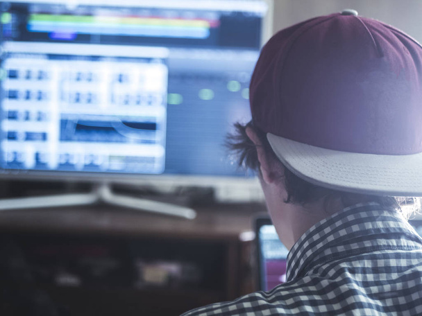 joven ingeniero de sonido masculino trabajando en estudio de música profesional con equipo moderno grabación nueva pista
 - Foto, imagen