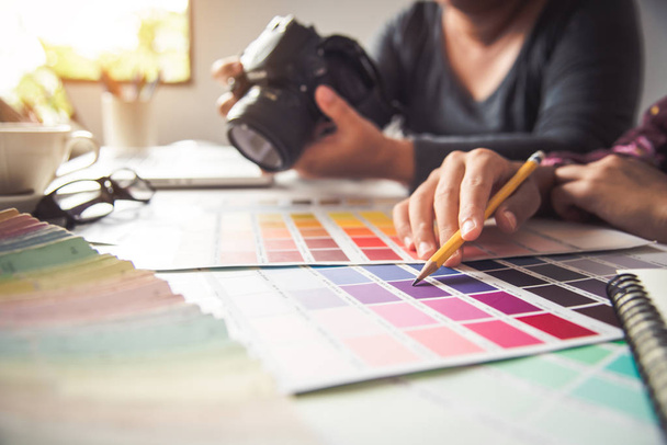 Návrhář grafické kreativní, tvořivost žena pracující na fotoaparát a navrhování zbarvení, barva myšlenky styl - Fotografie, Obrázek