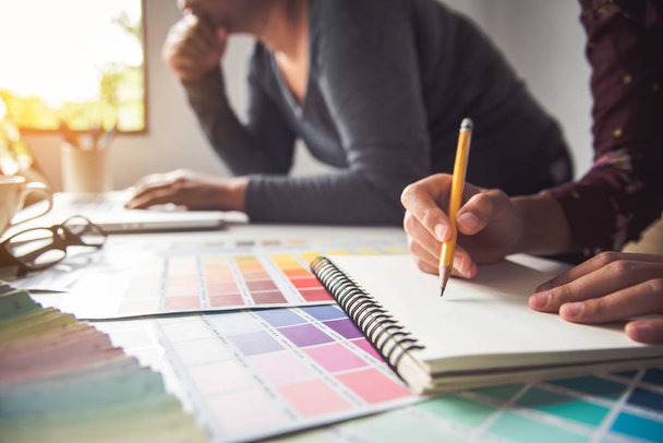 Tervező grafikus kreatív, kreativitás nő dolgozik laptop és tervezése színező szín stílus ötletek - Fotó, kép