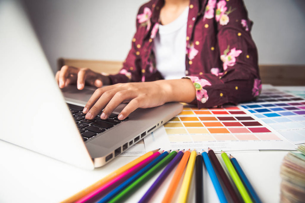 σχεδιαστής γραφικών δημιουργική, δημιουργικότητα γυναίκα που εργάζεται σε φορητό υπολογιστή και σχεδιασμό χρωματισμός χρώματος ιδέες στυλ - Φωτογραφία, εικόνα