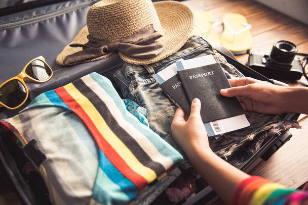 Ihmiset, joilla passit, kartta matkatavaroiden kanssa matkaa varten
  - Valokuva, kuva