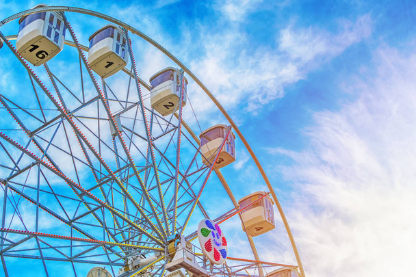 Ferris wheel on cloudy blue sky - Valokuva, kuva