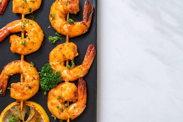 Grilled tiger shrimps skewers with lemon - seafood style - Valokuva, kuva