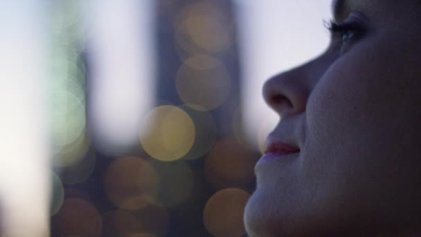 Close-up van vrouw profiel met Manhattan, New York op de achtergrond - Video