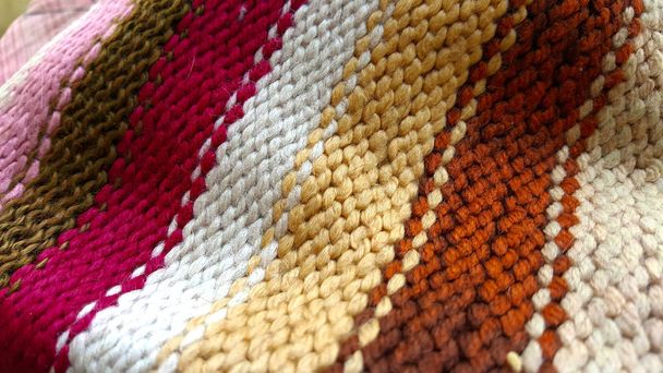 kleurrijke geweven stoffen, de textuur van een tekstile, beeld van een - Foto, afbeelding