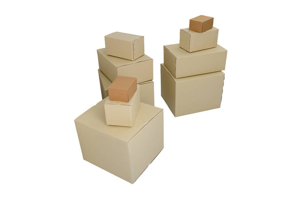 Caixas de papelão em diferentes tamanhos caixas empilhadas isoladas em fundo branco com caminho de recorte
 - Foto, Imagem