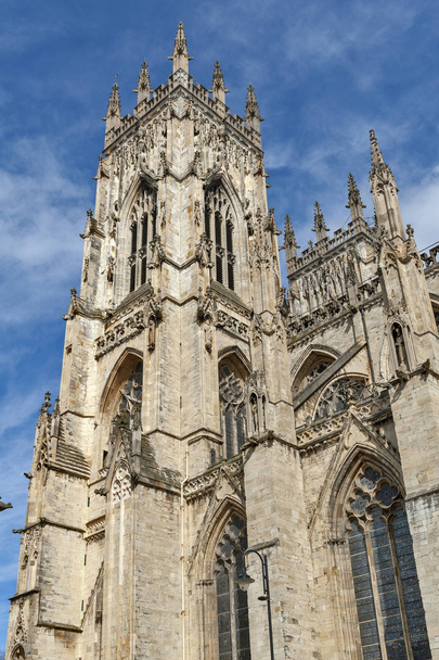 Uitgebreide maaswerk op exterieur gebouw van York Minster, de historische kathedraal gebouwd in Engelse Gotische architectonische stijl gelegen in de stad van York, Engeland, Uk - Foto, afbeelding