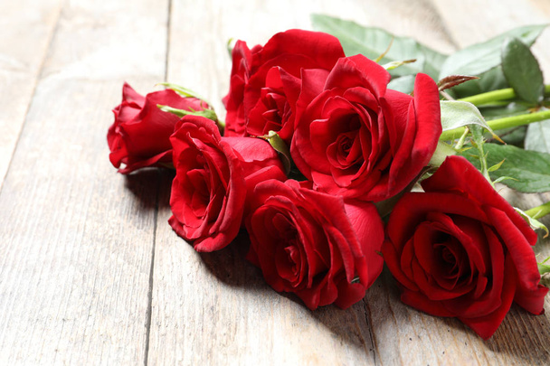 Beautiful red rose flowers on wooden background - Φωτογραφία, εικόνα