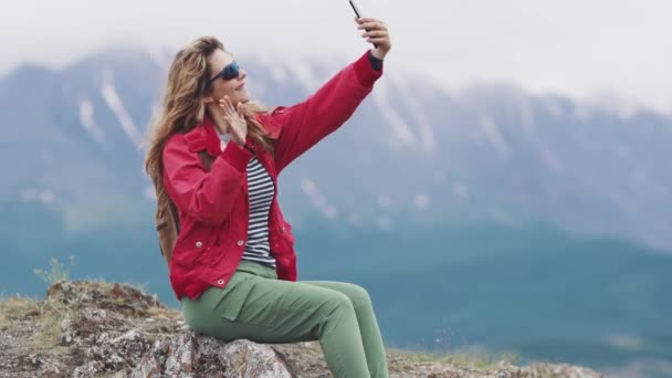 turysta dziewczyna sprawia, że selfie na smartfonie aparatu. - Materiał filmowy, wideo