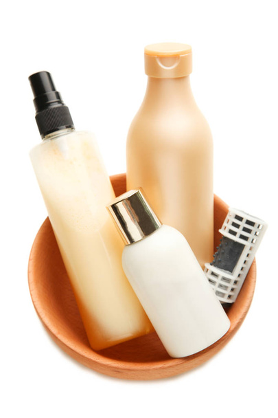 Προϊόντα περιποίησης μαλλιών σε βαθύ μπολ απομονωμένα σε λευκό. Η έννοια της περιποίησης μαλλιών. - Φωτογραφία, εικόνα