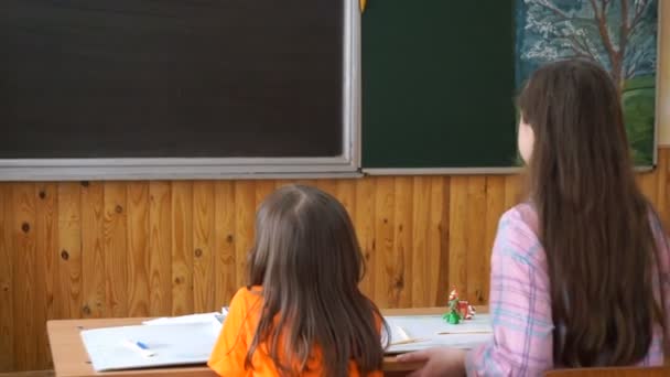 Een leraar en vier kinderen. de docent leert studenten om model boetseerklei - Video