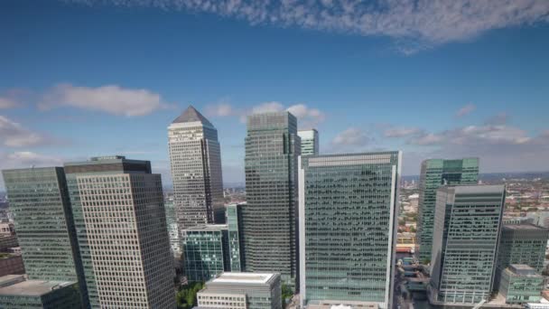 Letecký pohled na mrakodrapů London docklands - Záběry, video