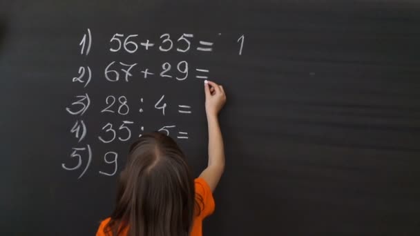 Fiatal diák bonyolult matematikai képlet egyenlet írása a táblára. - Felvétel, videó