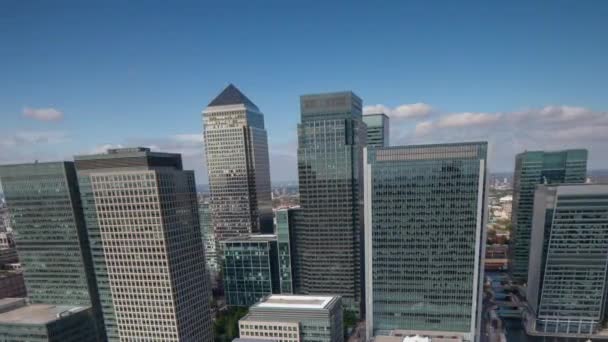 Luftaufnahme der Wolkenkratzer der Londoner Docklands - Filmmaterial, Video