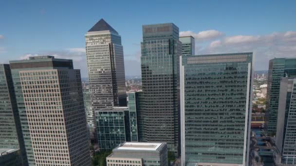 Luchtfoto van wolkenkrabbers van London docklands - Video