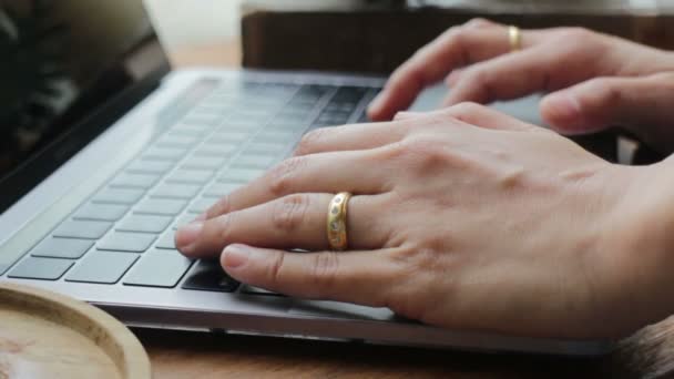 Руки, що друкуються на клавіатурі ноутбука, стокові кадри
 - Кадри, відео