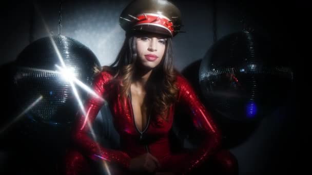 cool latina kráska pózuje v úžasné červené catsuit s špičaté vojenské čepice a vintage ghetto blaster - Záběry, video