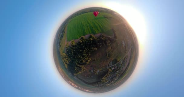 Αερόστατο στον ουρανό πάνω από το πεδίο σφαιρικό πανόραμα - Πλάνα, βίντεο