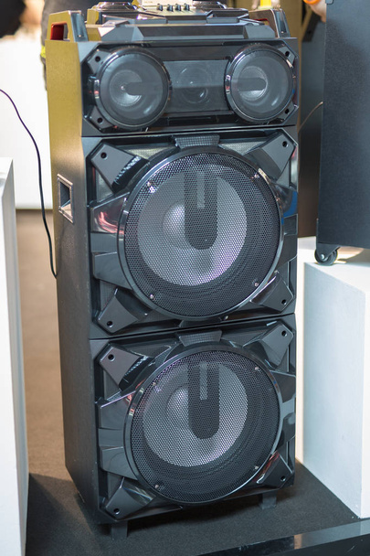 Équipement de musique audio : Technologie des haut-parleurs système sonore
 - Photo, image