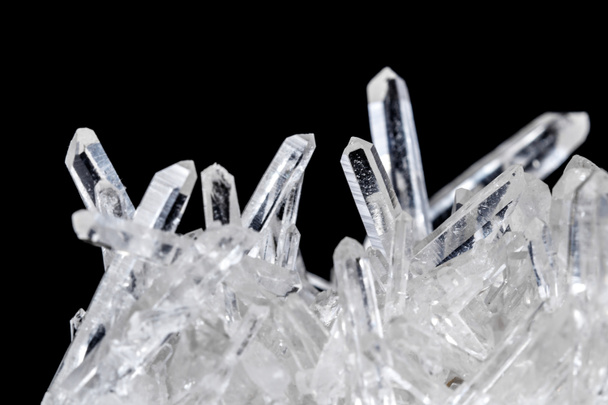 Makro Mineral taş yapay elmas kristalleri siyah arka plan üzerinde içinde yakın çekim - Fotoğraf, Görsel