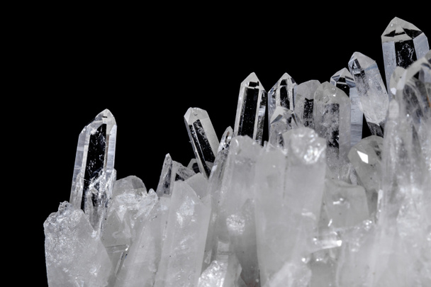Pedra Macro Mineral Strass em cristais em um fundo preto de perto
 - Foto, Imagem
